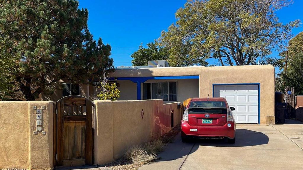 A street view of rhe residence.